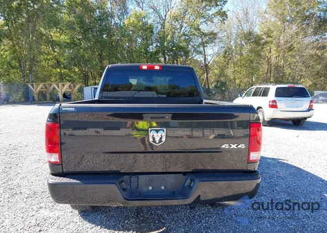 2018 Ram 1500 Express 4X4 6'4 Box z USA, uszkodzony, nr VIN 1C6RR7FG7JS260936